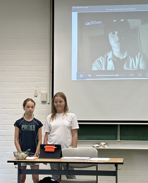 Annabelle und Frieda während einer Schulung in einer Klasse 7 am GO Medienscouts-01